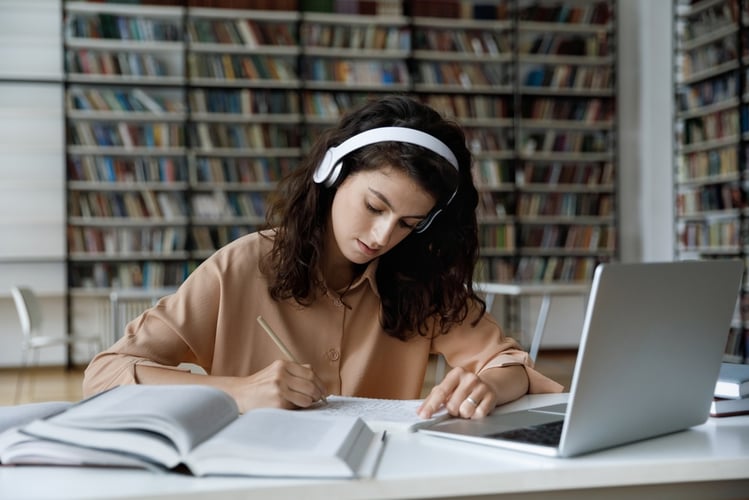 Potenciando el aprendizaje: Beneficios de los audiolibros en el trabajo